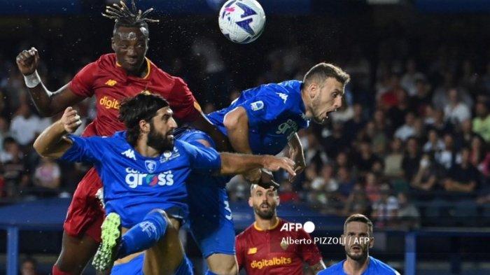 Tammy Abraham vs Sebastiano Luperto di Liga Italia Serie A antara Empoli vs Roma di stadion Carlo Castellani di Empoli, pada 12 September 2022.