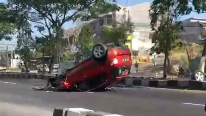Tangkapan layar kecelakaan tunggal mobil terbalik di Ringroad Sleman
