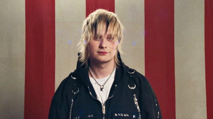 Michael Clifford (5 Seconds of Summer) dalam video klip 