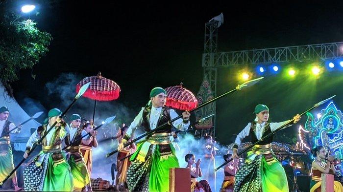 Tari kolosal yang ditampilkan di panggung Pesta Rakyat HUT Ke-73 Kulon Progo, Alun-alun Wates, Selasa (15/10/2024).