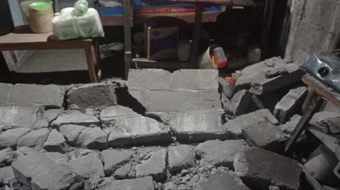 Sebuah tembok rumah milik salah satu warga Dusun Bangen, Bantul roboh akibat gempa, Jumat (30/6/2023).