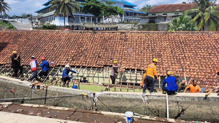 EVAKUASI: Evakuasi korban bencana tanah longsor di lingkungan Pondok Modern Darussalam Gontor Kampus 5 Darul Qiyam, Dusun Mangunsari, Desa Gadingsari, Kecamatan Sawangan, Kabupaten Magelang, Jumat (25/4/2025)