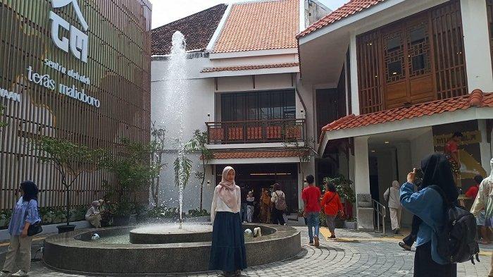 Para pengunjung tampak asik mengabadikan momen di kawasan Teras Malioboro Ketandan yang belum lama ini beroperasi, Sabtu (18/1/2025).