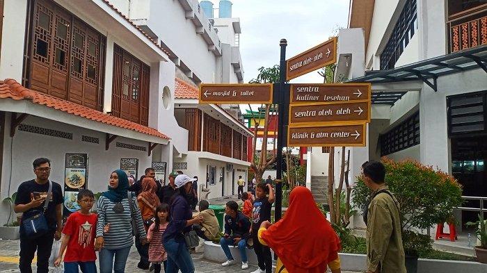 Para pengunjung tampak asik mengabadikan momen di kawasan Teras Malioboro Ketandan yang belum lama ini beroperasi, Sabtu (18/1/2025).