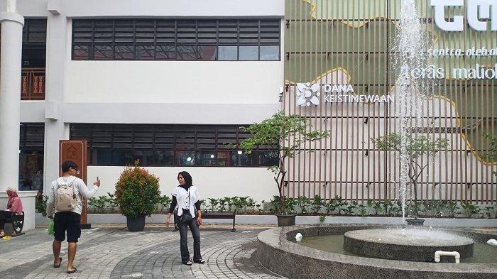 Para pengunjung di kawasan Teras Malioboro Ketandan, Sabtu (18/1/2025).