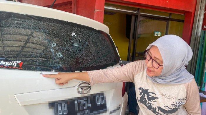 SKN (46), warga Kalurahan Trirenggo, Kapanewon Bantul, Kabupaten Bantul sedang menunjukkan kendaraan mobilnya yang rusak imbas tembakan orang tak dikenal.