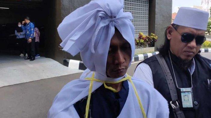 Kecewa penyelidikan dihentikan, korban dugaan penggelapan gelar aksi sumpah pocong di Polres Sikka