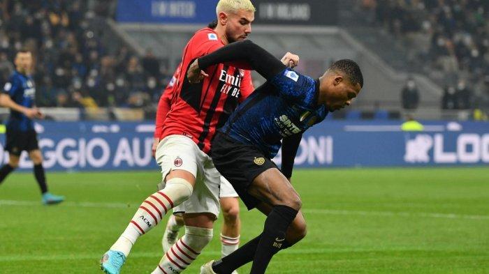 Theo Hernandez vs Denzel Dumfries Liga Italia Serie A antara Inter Milan vs AC Milan di stadion Giuseppe-Meazza (San Siro) di Milan pada 5 Februari 2022 .