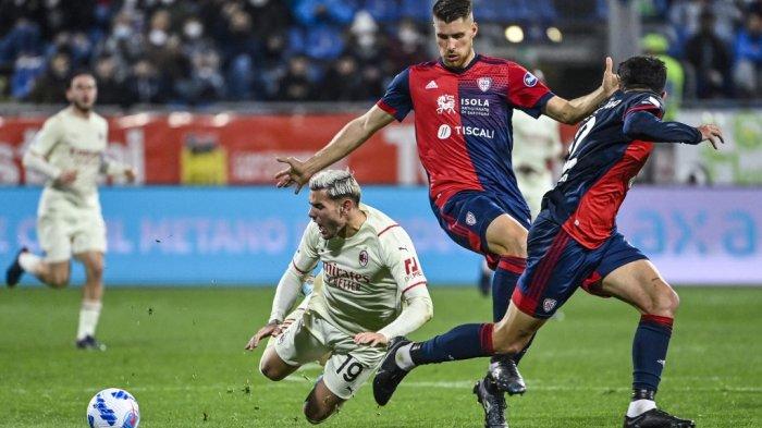 Theo Hernandez vs Giorgio Altare di Liga Italia Serie A antara Cagliari vs AC Milan, pada 19 Maret 2022 di Sardegna Arena di Cagliari.