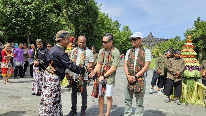 Tiga pengunjung beruntung mendapat sambutan istimewa saat berwisata di Candi Borobudur, Kabupaten Magelang, Jawa Tengah, pada Senin (13/1/2025) /