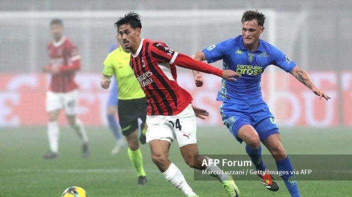 Tijjani Reijnders vs Liam Henderson di Liga Italia Serie A antara AC Milan vs Empoli di Stadion San Siro 30 November 2024