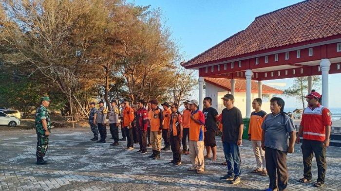 Tim gabungan meliputi BPBD, TNI AD, TNI AL, Basarnas, dan PMI, serta para relawan dikerahkan melakukan pencarian korban terseret ombak di Pantai Dewaruci, Desa Jatimalang, Kecamatan Purwodadi, Kabupaten Purworejo, Jawa Tengah, Minggu (19/11/2023).