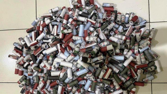 OBAT PETASAN - Tim gabungan dari Resmob Polda Jawa Tengah dan Resmob Polresta Magelang mengamankan dua orang yang diduga menjual obat petasan beserta bahan peledak lainnya.