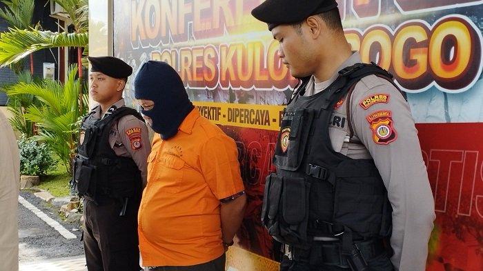 TIPU-TIPU: Tersangka penipuan dan peretasan FW (tengah) saat dihadirkan dalam jumpa pers di Mako Polres Kulon Progo, Jumat (11/04/2025).
