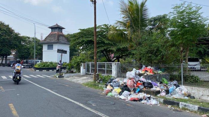 Salah satu titik pembuangan liar sampah di kawasan Kotabaru, Kota Yogyakarta, beberapa waktu lalu.