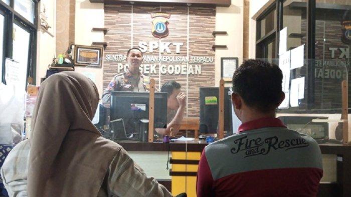 Triono, Komandan regu piket Markas Damkar Godean membuat laporan di SPKT Polsek Godean, Jumat (13/9/2024)