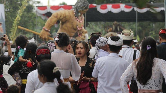 TAWUR AGUNG: Ribuan umat Hindu saat menghadiri upacara Tawur Agung Kesanga di Plataran Candi Prambanan, DI Yogyakarta, Jumat (28/3/2025).