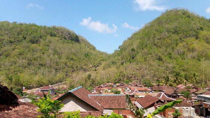 Penampakan perumahan warga yang berada di bawah perbukitan Pedukuhan Widowati Gunungkidul DIY.