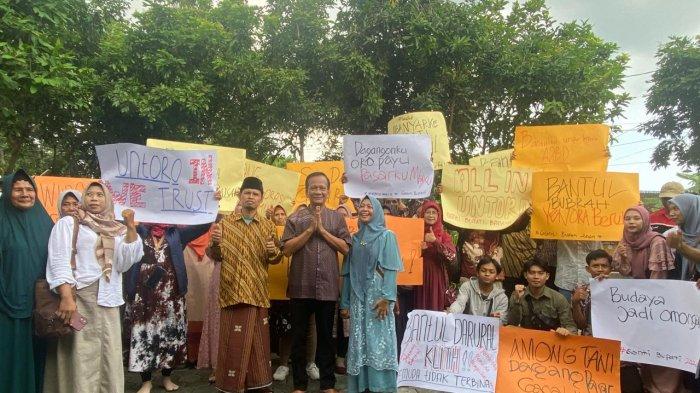 Bakal Calon Bupati Bantul 2024, Untoro Hariadi, bersama istri dan Forum Sedulur Untoro, sedang foto bersama di halaman rumah Untoro Hariadi, Minggu (14/4/2024).