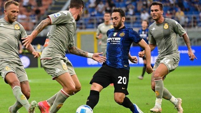 GENOA vs INTER - Foto dok ilustrasi: Stefano Sabelli dan Hakan Calhanoglu Liga Italia Inter Milan vs Genoa di San Siro di Milan, pada 21 Agustus 2021.