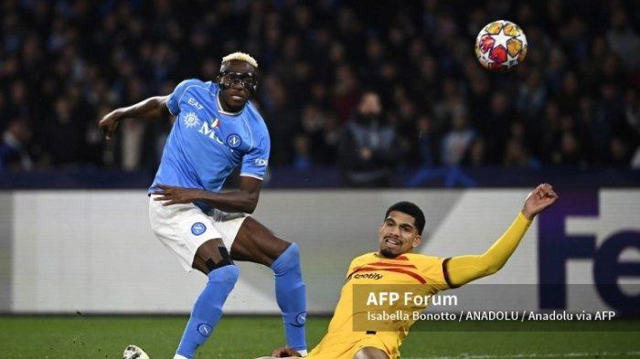 Victor Osimhen vs Ronald Araujodi babak 16 besar Liga Champions antara Napoli vs Barcelona di stadion Diego Armando Maradona di Naples, Italia, pada 21 Februari 2024.