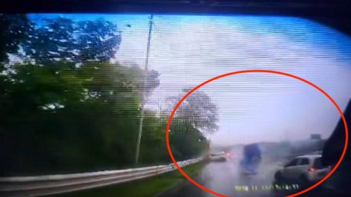 Video Detik-Detik Mencekam Kecelakaan di Tol Cipularang: Truk Pengangkut Kardus Hantam Deretan Mobil