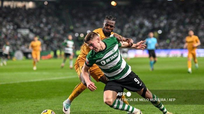 Viktor Gyokeres vs Chidozie Awaziem di Liga Portugal antara Sporting vs Boavista di Stadion Jose Alvalade di Lisbon pada 17 Maret 2024.