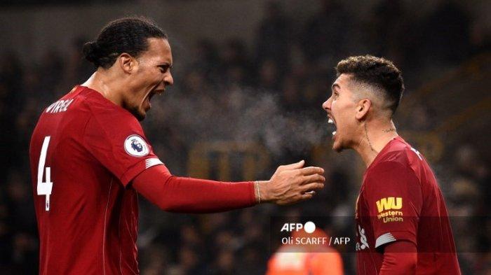 Virgil van Dijk dan Roberto Firmino di Liga Inggris antara Wolves vs Liverpool di stadion Molineux di Wolverhampton, Inggris tengah pada 23 Januari 2020.