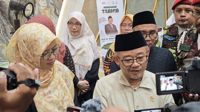 SUKATANI: Menteri Pendidikan Dasar dan Menengah (Mendikdasmen) Abdul Mu'ti memastikan bahwa vokalis band Sukatani tidak akan diberhentikan, Selasa (25/2/2025).