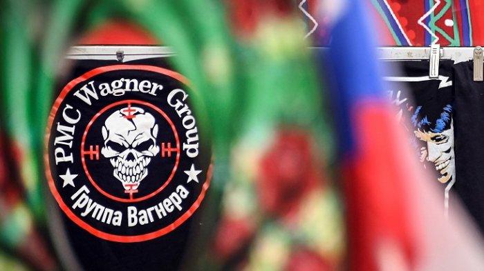 T-shirt bergambar kelompok tentara bayaran swasta Wagner terlihat di sebuah toko suvenir di jalan pusat kota Arbat di Moskow pada 12 Mei 2023.