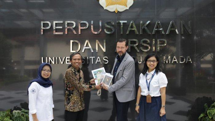 Deputy Head of Mission Kedutaan Besar Polandia di Jakarta, Piotr Firlus, menyerahkan buku saat berkunjung ke Perpustakaan Kota Yogyakarta pada Senin (8/7/2024)