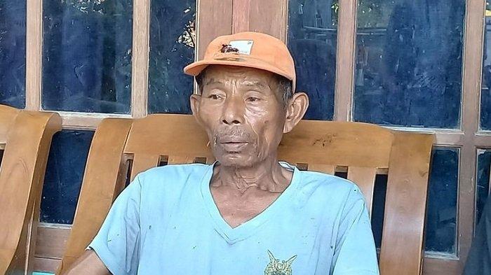 NASIB MBAH TUPON: Mbah Tupon, korban dugaan mafia tanah, di rumahnya setelah cari pakan ternak, Sabtu (26/4/2025)
