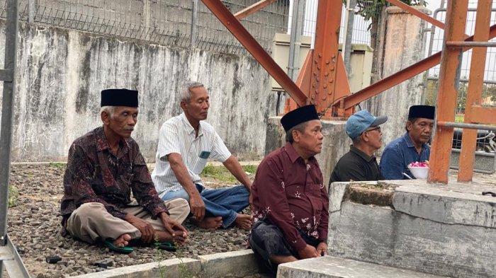 Sejumlah warga Kapanewon Kretek berikan doa dan lakukan tabur bunga di tempat kejadian bunuh diri di tower jaringan telekomunikasi Padukuhan Tegalsari, Kalurahan Donotirto, Kapanewon Kretek, Kabupaten Bantul, Selasa (3/10/2023).