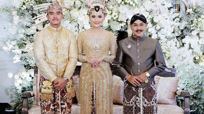 Wigung Wratsongko (paling kanan) berpose bersama Kaesang Pangarep dan Erina Gudono, setelah menjadi pembawa acara Upacara Adat di prosesi akad nikah Kaesang Pangarep dan Erina Gudono di Pendopo Agung Royal Ambarrukmo, Sleman, DI Yogyakarta.