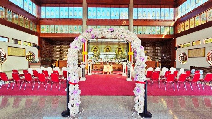 Bagian dalam gedung wihara di kompleks Wihara Budhi Bhakti atau Pek Kong Windsor, wihara tertua di Kota Batam, Kepri.