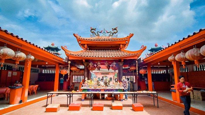 Bagian dalam klenteng yang berada di depan kompleks Wihara Budhi Bhakti atau Pek Kong Windsor, wihara tertua di Kota Batam, Kepri.