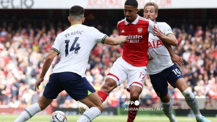 William Saliba dikepung Ivan Perisic dan Harry Kane di Liga Inggris Arsenal vs Tottenham Hotspur di Stadion Emirates di London pada 1 Oktober 2022.