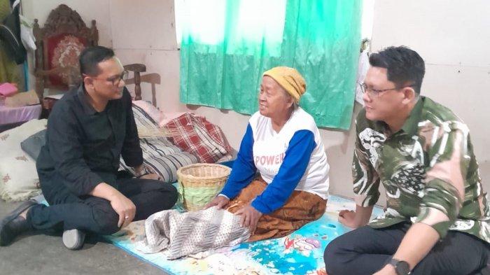 Wahyudi Kurniawan (kiri) dan Wakil Bupati Sleman, Danang Maharsa (kanan), saat menyerahkan bantuan seumur hidup kepada lansia nonproduktif di Kapanewon Tempel, Kabupaten Sleman, Kamis (5/9/2024). 