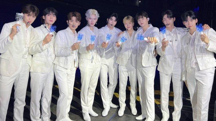 ZEROBASEONE foto bersama usai menggelar Fan-Con pertamanya di Gocheok Skydome