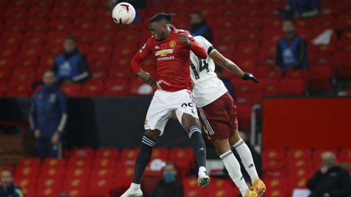 Bek Inggris Manchester United Aaron Wan-Bissaka (kiri) bersaing dengan striker Arsenal asal Gabon Pierre-Emerick Aubameyang (kanan) selama pertandingan sepak bola Liga Utama Inggris antara Manchester United dan Arsenal di Old Trafford di Manchester, barat laut Inggris, pada 1 November 2020 .