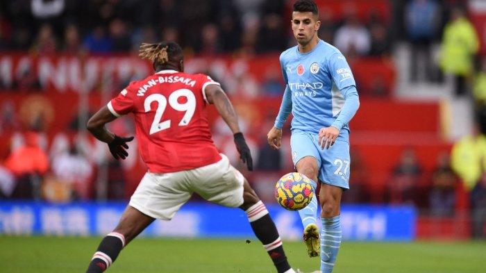 Aaron Wan-Bissaka vs Joao Cancelo di Liga Inggris antara Manchester United vs Manchester City di Old Trafford di Manchester, barat laut Inggris, pada 6 November 2021.