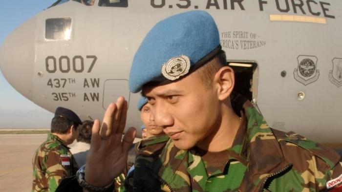 Agus Harimurti Yudhoyono saat baru tiba di bandara Beirut, Libanon, Jumat (10/11/2006). Putra Susilo Bambang Yudhoyono ini bergabung dengan pasukan penjaga perdamaian PBB.