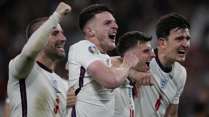 (Dari kiri) Bek Inggris Luke Shaw, Declan Rice,  Mason Mount dan Harry Maguire saat pertandingan sepak bola semifinal UEFA EURO 2020 antara Inggris dan Denmark di Stadion Wembley di London pada 7 Juli 202