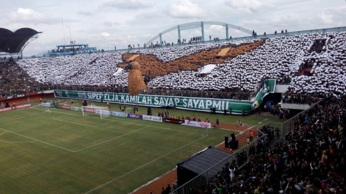 Suporter PSS Sleman menyajikan koreografi empat dimensi saat melawan Persipura dalam laga pembuka Piala Presiden 2017 di Stadion Maguwoharjo, Sleman, Sabtu (4/2/2017).