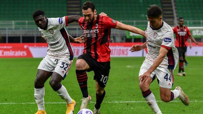 Alfred Duncan dan Hakan Calhanoglu dan Andrea Carboni di Liga Italia Serie A AC Milan vs Cagliari 16 Mei 2021 di stadion San Siro di Milan.