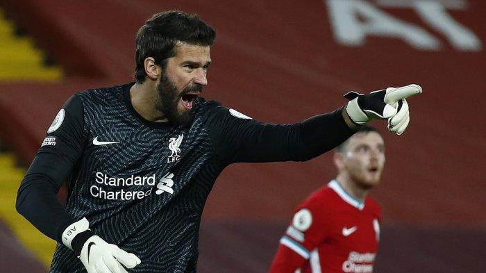 Penjaga gawang Liverpool asal Brasil, Alisson Becker, berteriak kepada rekan satu timnya saat pertandingan sepak bola Liga Premier Inggris antara Liverpool dan Arsenal di Anfield di Liverpool, Inggris barat laut pada 28 September 2020.