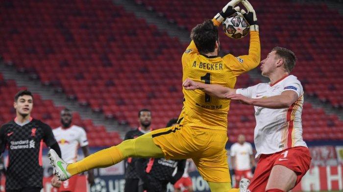 Alisson Becker dan Willi Orban di leg pertama babak 16 besar Liga Champions RB Leipzig vs FC Liverpool di Puskas Arena di Budapest pada 16 Februari, 2021.