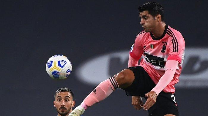 Penyerang Spanyol Juventus Alvaro Morata (kanan) memperebutkan bola dengan bek Italia Verona, Federico Ceccherini, dalam pertandingan sepak bola Serie A Italia Juventus vs Verona di Allianz Stadium di Turin, pada 25 Oktober 2020.
