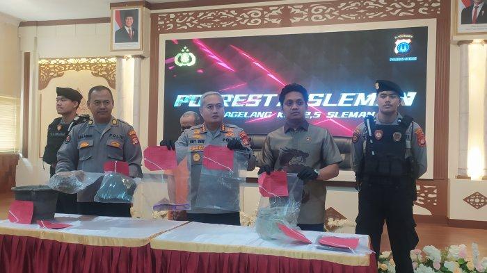 BARANG BUKTI : Kapolresta Sleman Kombes Pol Edy Setyanto Erning Wibowo didampingi Kasat Reskrim AKP Riski Adrian menunjukkan terduga pelaku pembunuh ibu kandung berikut barang bukti kejahatan di Mapolresta Sleman, Kamis (30/1/2025)