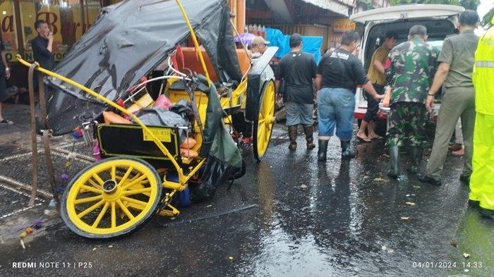 Sebuah andong ringsek tertimpa pohon yang tumbang di Jalan Ibu Ruswo, Prawirodirjan, Gondomanan, Kamis (4/1/2024) siang.